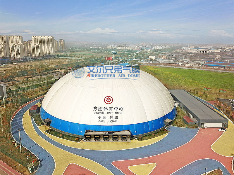 充氣膜結構建筑并不是一直充氣的，它是一種節(jié)能環(huán)保型建筑